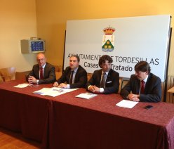 De izquierda a derecha, el Presidente de la Diputación de Valladolid, El Presidente de la Diputación de Málaga, el Alcalde de Tordesillas y el Director General del INJUVE.